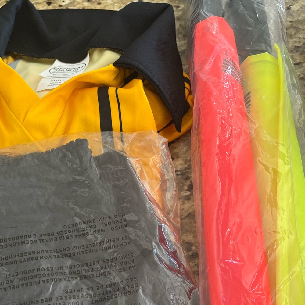 10pc USSF referee Kit: Men's USSF Gold Stripe Shirt (S), USSF Black shorts (M) - Picture 9 of 10